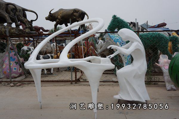校园玻璃钢弹钢琴人物雕塑