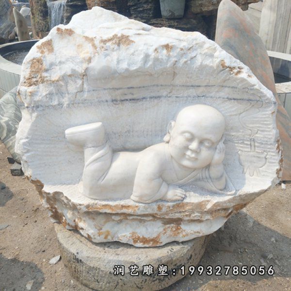 闭眼睛休息的小和尚石浮雕  公园景观石雕
