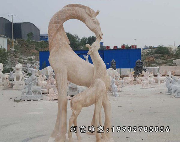 晚霞红石雕长颈鹿