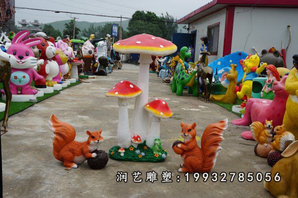 街道玻璃钢松鼠雕塑