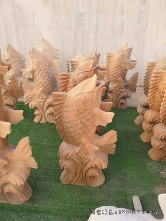 广场鱼动物石雕