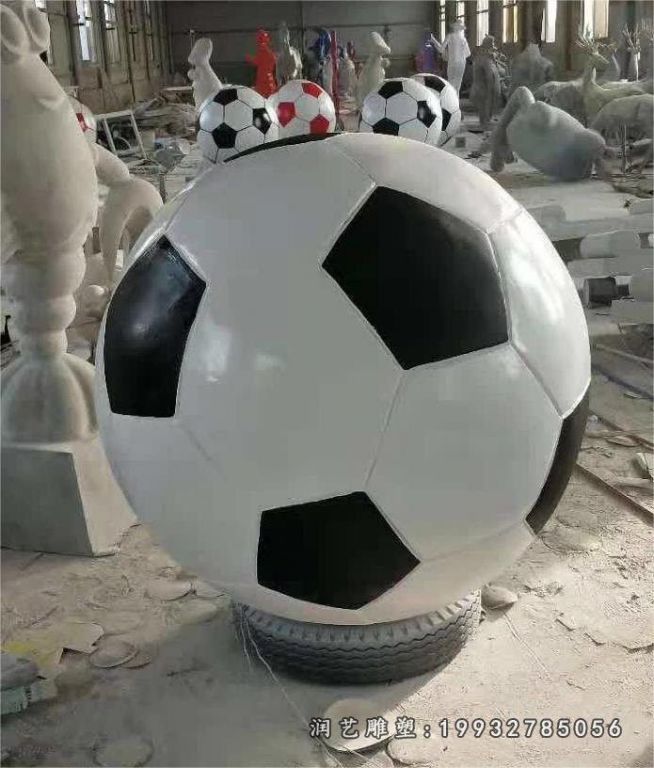 步行街玻璃钢足球雕塑