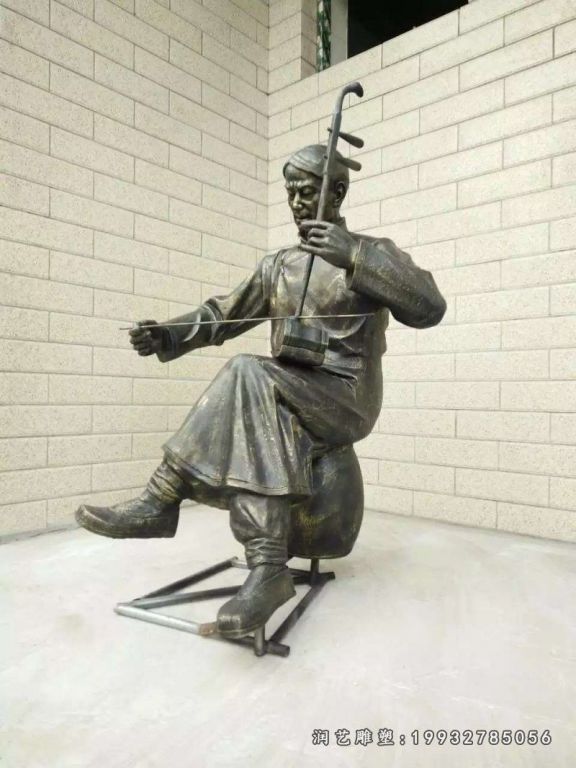 广场演奏人物铜雕